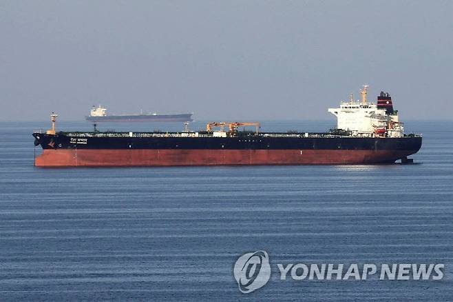 호르무즈 해협 통과하는 유조선 (로이터=연합뉴스)