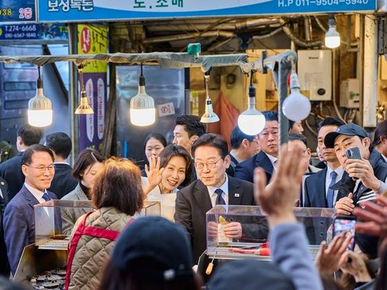 이재명 대통령과 김혜경 여사가 오늘(15일) 경남 창원시 성산구 반송시장을 찾아 시민들과 인사하고 있다. 〈사진=청와대〉