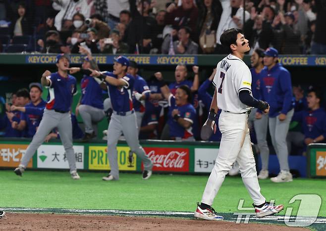 8일 일본 도쿄돔에서 열린 2026 월드베이스볼클래식(WBC) 조별리그 C조 3차전 대한민국과 대만의 경기. 연장 10회말 1사 3루 한국 김혜성의 타구 때 3루 주자 김주원이 홈에서 태그아웃되며 아쉬워하고 있다. 2026.3.8 ⓒ 뉴스1 구윤성 기자