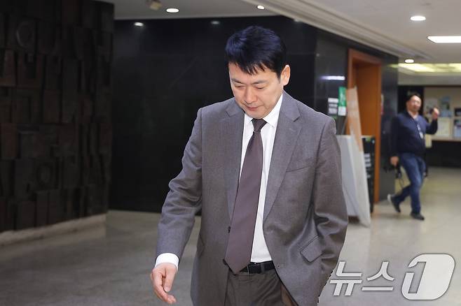 '절윤 결의문'의 진정성을 위한 후속 조치를 놓고 오세훈 서울시장과 팽팽한 기 싸움 중인 장동혁 국민의힘 대표가 지난 13일 서울 여의도 국회에서 이동하고 있다. 2026.3.13 ⓒ 뉴스1 신웅수 기자