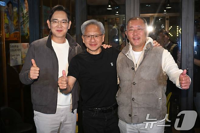 젠슨 황 엔비디아 최고경영자(CEO)가 이재용 삼성그룹 회장, 정의선 현대차그룹 회장과 치킨 회동 후 기념촬영을 하고 있다.(공동취재) 2025.10.30 ⓒ 뉴스1 김진환 기자