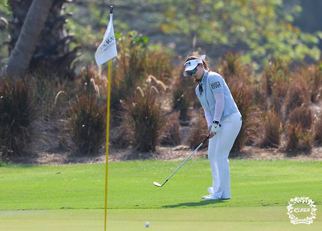 임진영이 14일 태국 촌부리 아마타 스프링컨트리클럽에서 열린 KLPGA 해외 개막전인 ‘2026 리쥬란 챔피언십’ 3라운드 1번홀에서 칩샷을 하고 있다. (KLPGA 제공. 재판매 및 DB 금지) 2026.3.14 ⓒ 뉴스1