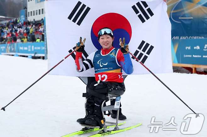 김윤지가 15일(현지시간) 이탈리아 테세로 크로스컨트리 스타디움에서 열린 2026 밀라노·코르티나담페초 동계 패럴림픽 크로스컨트리 스키 여자 20㎞ 인터벌 스타트 좌식에서 결승선을 통과한 뒤 포즈를 취하고 있다. 이날 김윤지는 58분23초3의 기록으로 금메달을 목에 걸었다. 김윤지는 동계패럴림픽 마지막 레이스에서 금빛 질주를 펼치며 한국 선수 최초로 '단일 대회 메달 5개'의 대업을 달성했다. (대한장애인체육회 제공. 재판매 및 DB 금지) 2026.3.15 ⓒ 뉴스1