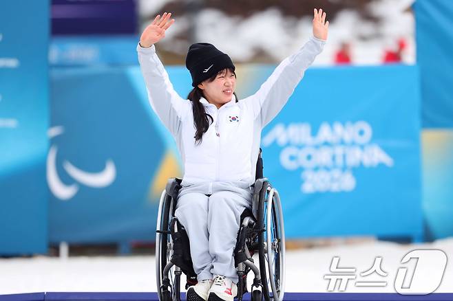 김윤지가 11일(한국시간) 2026 밀라노·코르티나담페초 동계 패럴림픽 크로스컨트리 스키 여자 10㎞ 인터벌 스타트에서 준우승을 차지하고 기뻐하고 있다. (대한장애인체육회 제공. 재판매 및 DB 금지) 2026.3.12 ⓒ 뉴스1 김명섭 기자