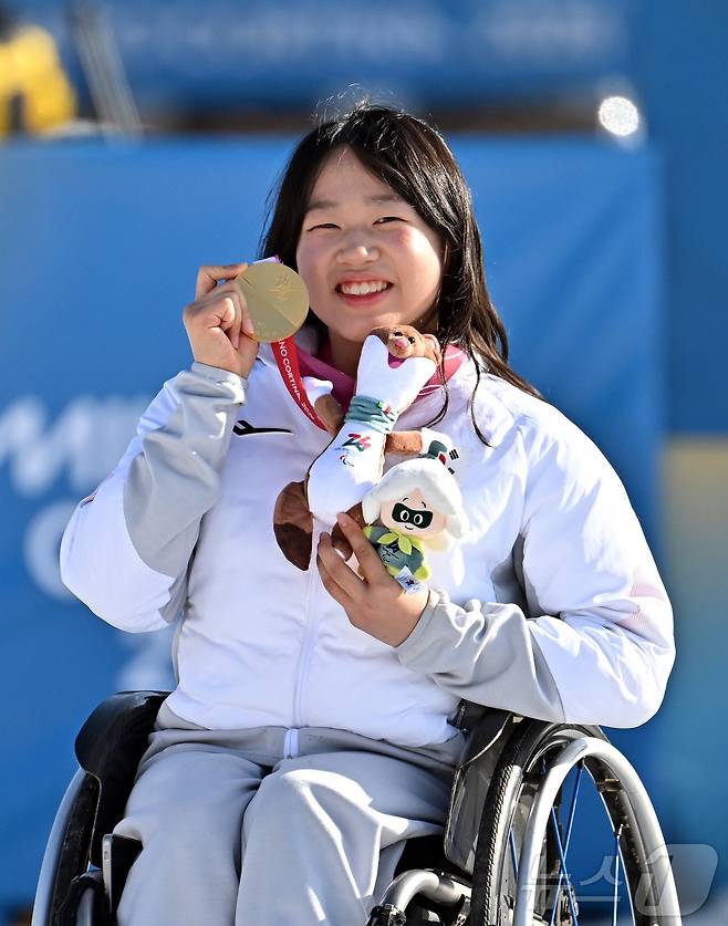 바이애슬론 김윤지가 8일(현지시간) 이탈리아 테세로 크로스컨트리 스키 스타디움에서 열린 2026 밀라노 코르티나 동계패럴림픽 바이애슬론 12.5km 시상식에서 금메달을 들어보이고 있다. 2026.3.9 ⓒ 뉴스1 사진공동취재단