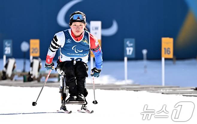 바이애슬론 김윤지가 7일(현지시간) 이탈리아 테세로 크로스컨트리 스키 스타디움에서 열린 2026 밀라노 코르티나 동계패림픽 바이애슬론 스프린트 7.5km 경기에서 사격을 마친 뒤 역주하고 있다. 2026.3.7 ⓒ 뉴스1 사진기자공동취재단