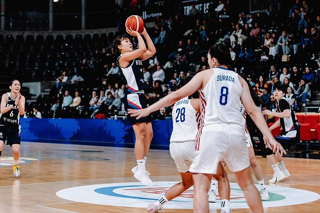 한국 여자농구대표팀이 15일 열린 2026 FIBA 여자 농구 월드컵 최종예선에서 필리핀을 꺾고 본선 진출권을 획득했다. (FIBA 제공)