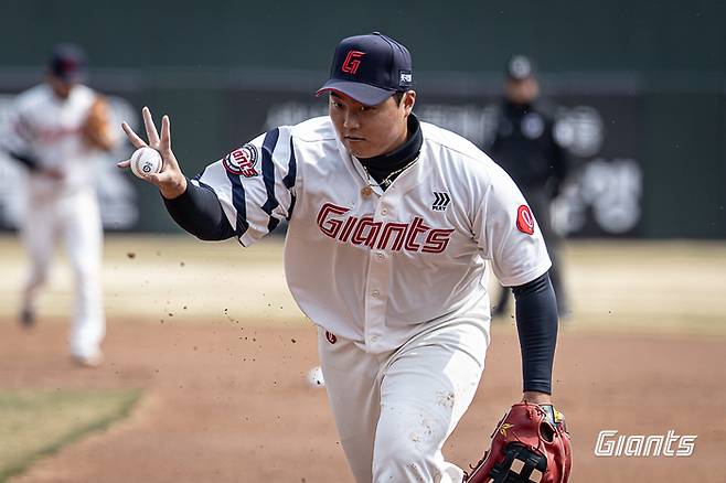롯데 한동희가 12일 부산 사직구장에서 열린 2026 KBO리그 시범경기 KT전에서 수비하고 있다. 사진 | 롯데 자이언츠
