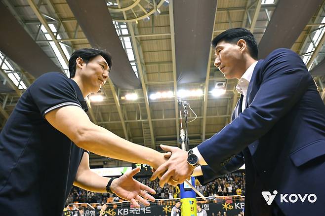 한국전력 권영민(오른쪽) 감독과 KB손해보험 하현용 감독. 사진 | 한국배구연맹