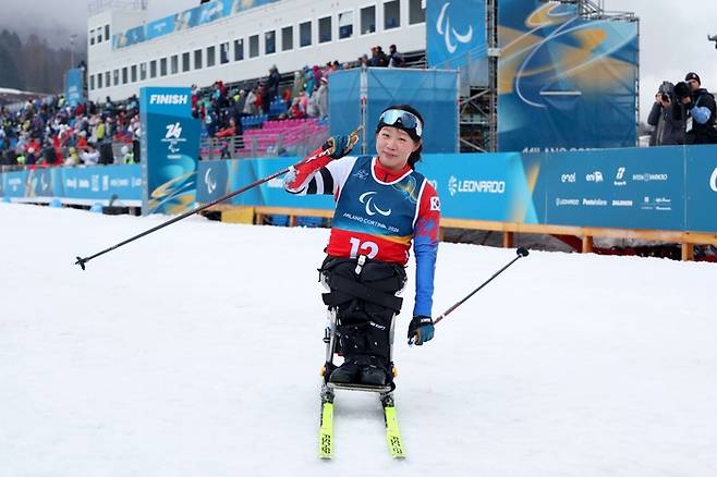 김윤지가 15일(현지시간) 이탈리아 테세로 크로스컨트리 스타디움 에서 열린 2026 밀라노·코르티나 동계패럴림픽 크로스컨트리 여자 좌식 20㎞ 인터벌 스타트에서 금메달을 따냈다. 한국 선수 역대 최초로 동계패럴림픽 2관왕 달성이다. 사진 | 대한장애인체육회