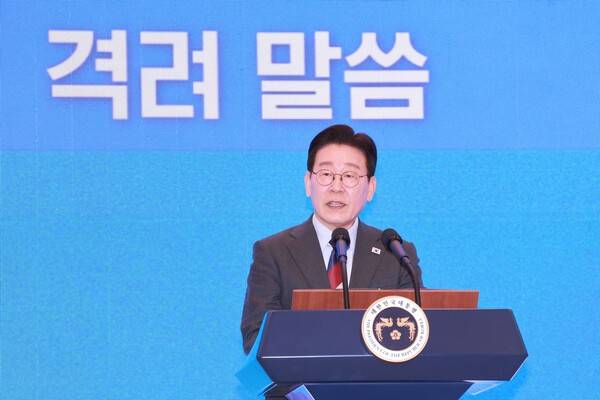 15일(현지시간) 2026 밀라노·코르티나 동계패럴림픽에서 한국 장애인 스포츠의 새 역사를 쓴 김윤지 선수를 향해 이재명 대통령이 축하 메시지를 전했다. (지난 5일 이재명 대통령이 청와대 영빈관에서 열린 2026 밀라노·코르티나담페초 동계올림픽 선수단 격려 오찬에서 격려사를 하고 있다). /사진=뉴시스