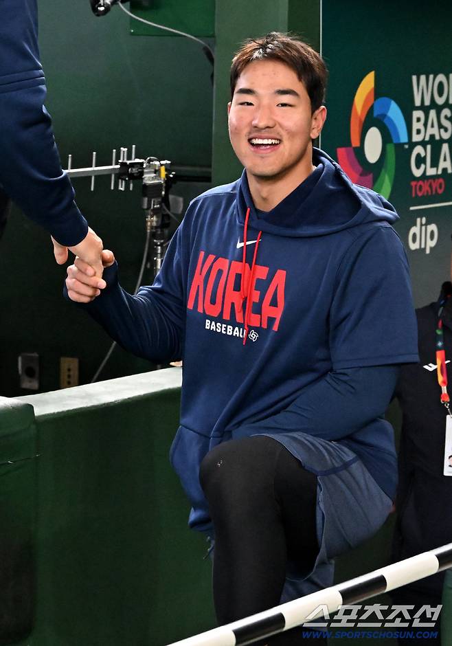 4일 일본 도쿄돔에서 열린 WBC(월드베이스볼클래식) 한국 대표팀의 공식훈련. 훈련 전 안현민과 데인 더닝이 이야기를 나누고 있다. 도쿄(일본)=허상욱 기자wook@sportschosun.com/2026.03.04/