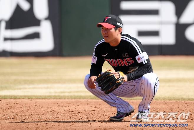 처리해야 했던 타구를 놓친 오지환은 자책했다.