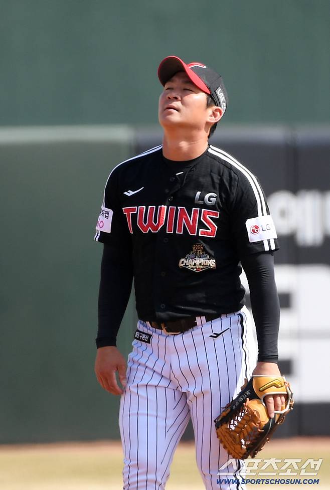 자책하며 하늘을 바라본 오지환.