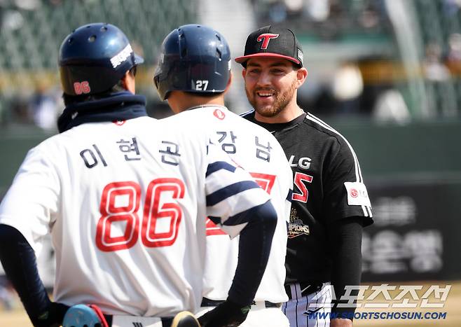 어색하던 분위기를 한방에 깨뜨린 1루수 오스틴의 넉살.