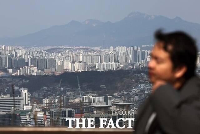이재명 대통령이 ‘부동산 정상화’에 의지를 보이고 있는 가운데, 강남3구와 용산구 등 핵심 지역 집값 상승세가 뒷걸음질치고 있는 것으로 나타났다. /뉴시스