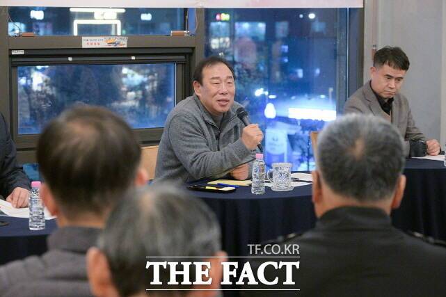 최민호 세종시장이 지난 13일 보람동에서 열린 '시장과 함께하는 1박2일'을 통해 인사말을 하고 있다. /세종시