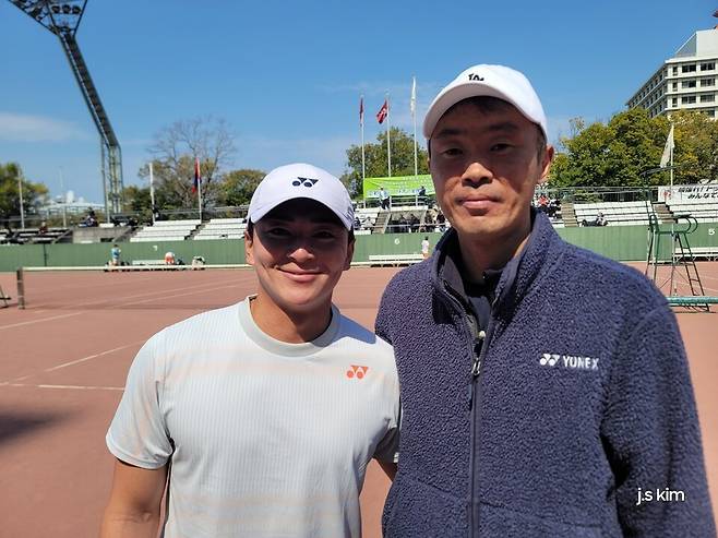 일본 히로시마에서 같은 수원시청에서 뛰다 헤어진 후네미즈 하야토를 만난 김진웅.