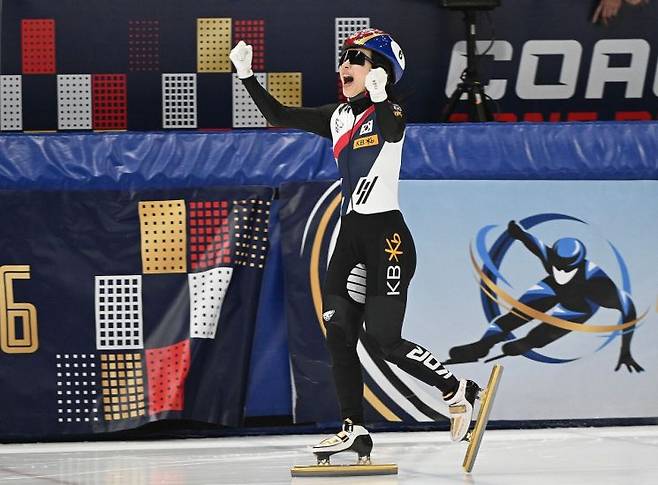 김길리가 15일(한국시간) 캐나다 몬트리올의 모리스 리처드 아레나에서 열린 국제빙상경기연맹(ISU) 세계선수권대회 여자 1000m 결승에서 막판 발내밀기로 짜릿한 역전 우승을 차지한 뒤 환호하고 있다. 몬트리올= AP연합뉴스1분28초843의 기록으로 금메달을 목에 걸었다. 김길리는 막판 발내밀기로 밀라노ㆍ코르티나 올림픽에서 이 종목 금메달을 차지한 잔드라 벨제부르(네덜란드)를 0.09초 차로 따돌렸다.