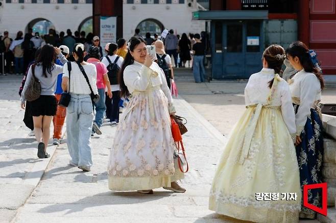 서울 종로구 경복궁을 찾은 외국인 관광객들이 즐거운 시간을 보내고 있다. 강진형 기자