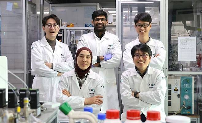 한국화학연구원 연구팀. 윗줄 왼쪽부터 김지훈 선임연구원, 알리 아와드 박사후연구원, 오경렬 선임연구원, 키롤라 콜미자에바 UST 학생연구원, 황영규 책임연구원. 화학연 제공