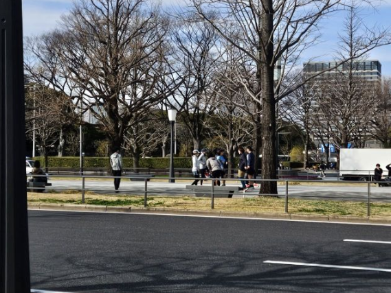 '러닝 성지'로 불리는 도쿄 지요다구 일본 왕궁 인근. 사람들이 달리기 위해 몸을 풀고 있다. 전진영 기자.