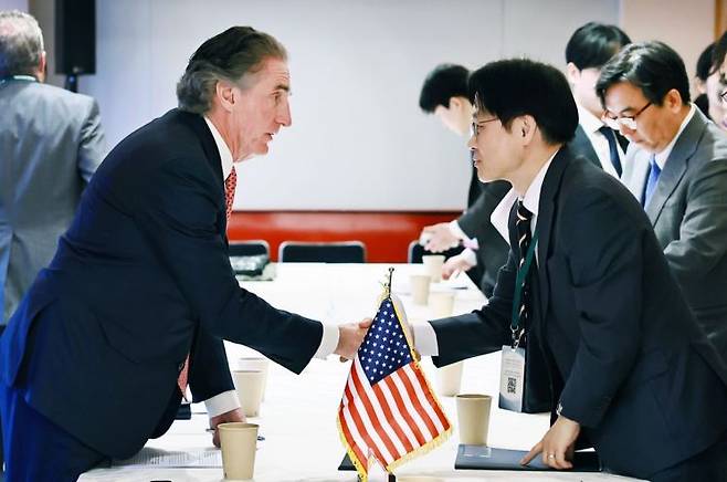 김정관 산업통상부 장관(오른쪽)이 15일 일본 도쿄에서 열린 ‘제1차 인도·태평양 에너지 안보 장관회의 및 비즈니스 포럼’ 참석을 계기로 더그 버검(Doug Burgum) 미국 국가에너지위원회 위원장 겸 내무부 장관과 만나 인사를 나누고 있다.산업통상부