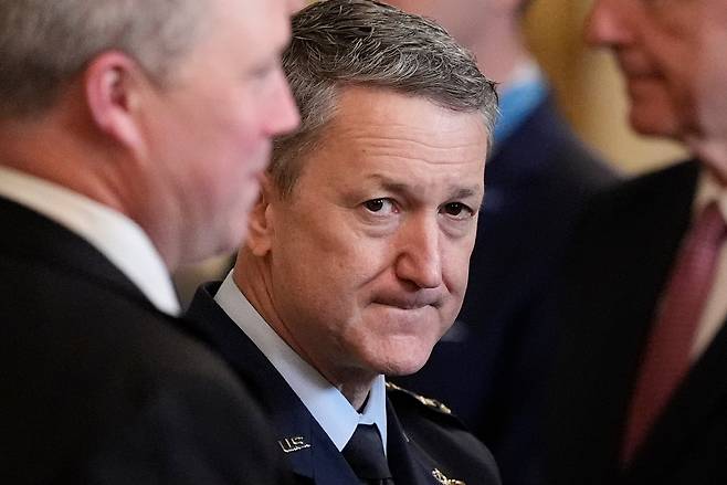 댄 케인 합동참모본부 의장은 지난달 전쟁 개시 전 대통령에게 이란의 호르무즈 해협 봉쇄 가능성에 대해 보고한 것으로 전해졌다./AP 연합뉴스