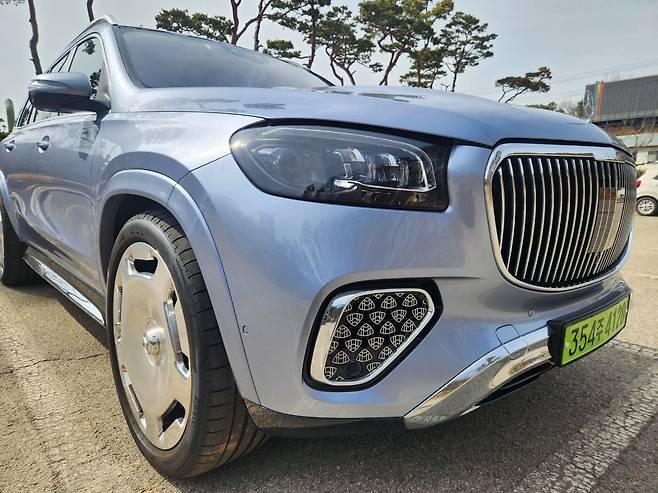 마이바흐 GLS 마누팍투어 전면부의 헤드램프와 라디에이터 그릴, 공기흡입구. 흡입구에는 마이바흐 패턴이 적용돼 있다. /진상훈 기자