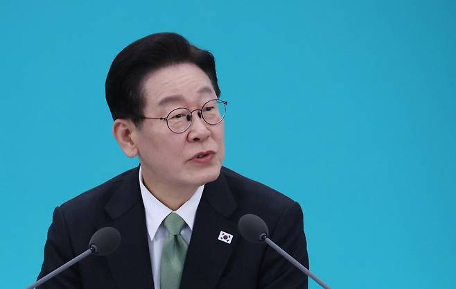 이재명 대통령이 지난 13일 청주 오스코에서 열린 ’충북의 마음을 듣다’ 타운홀미팅 간담회에서 발언을 하고 있다./뉴스1