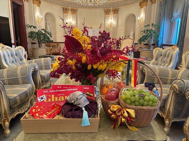 존 드라마니 마하마 가나 대통령 숙소에 비치한 웰컴 키트. 이재명 대통령은 방한한 존 드라마니 마하마 가나 대통령과 11일 정상회담을 가졌다.ⓒ청와대 제공
