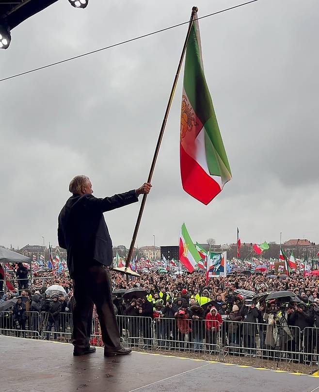 그레이엄이 지난달 14일 독일 뮌헨에서 열린 이란 반정부 집회 무대에 오른 모습. 사진 출처 그레이엄 X