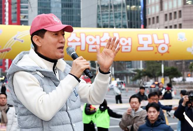 오세훈 서울시장이 14일 오전 서울 영등포구 여의도공원 일대에서 열린 '쉬엄쉬엄 모닝'에서 인사말을 하고 있다. '쉬엄쉬엄 모닝'은 도심 도로 공간을 시민에게 개방하는 서울형 생활체육 프로그램으로 이날 처음으로 개최됐다. 뉴스1