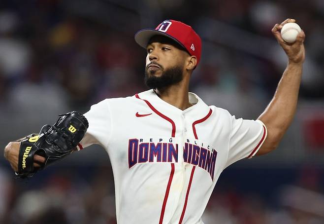 13일(현지시간) 미국 플로리다주 마이애미 론디포파크에서 열린 월드베이스볼클래식(WBC) 대한민국 대 도미니카공화국 준준결승전. 도미니카공화국 선발 투수 크리스토페르 산체스가 5회 초 역투하고 있다.연합뉴스