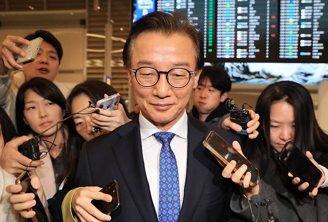 전재수 당시 해양수산부 장관이 지난해 12월11일 취재진 질문을 받으며 이동하고 있다. 연합뉴스