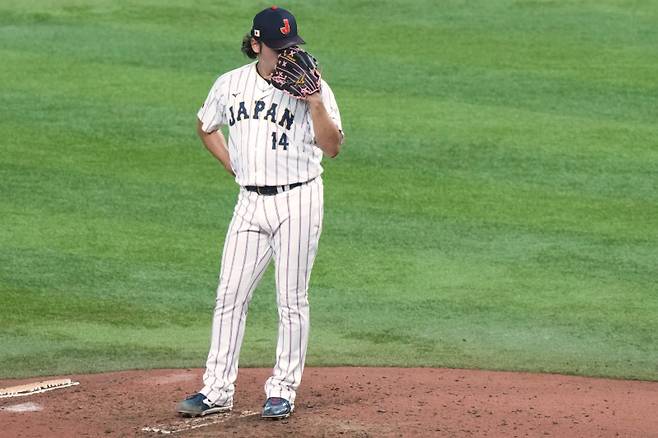 <yonhap photo-3312=""> Japan's pitcher Hiromi Itoh reacts after Venezuela's Wilyer Abreu, not in picture hit a home run during the six inning of a World Baseball Classic quarterfinal game against Japan, Saturday, March 14, 2026, in Miami. (AP Photo/Marta Lavandier)/2026-03-15 12:31:23/ <저작권자 ⓒ 1980~2026 ㈜연합뉴스. 무단 전재 재배포 금지, AI 학습 및 활용 금지></yonhap>