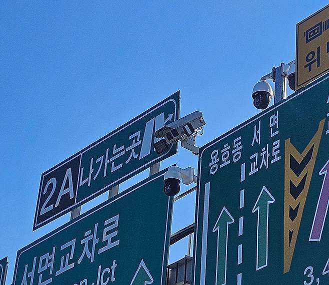 부산 광안대교에 설치돼있는 AI 단속 장비. 부산시에 따르면 올해 하반기부터는 실제 끼어들기 위반 차량을 단속해 과태료를 부과할 것으로 예상된다. 사진 부산시설공단