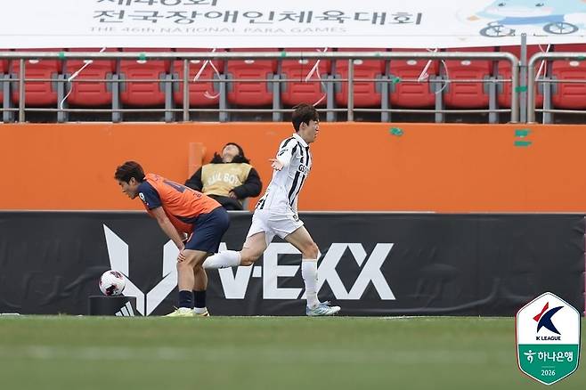 결승골을 터뜨리고 기뻐하는 이승모(오른쪽). 사진 프로축구연맹
