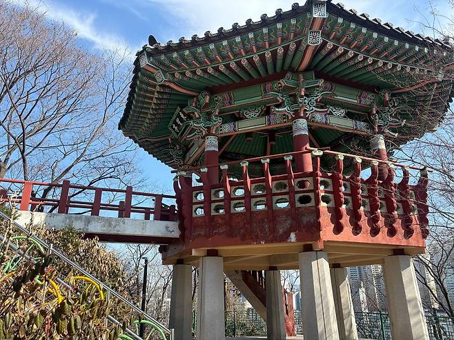 영화 '왕과사는남자(왕사남)'의 역사적 배경이 된 서울 성북구 동망봉. 이아미 기자