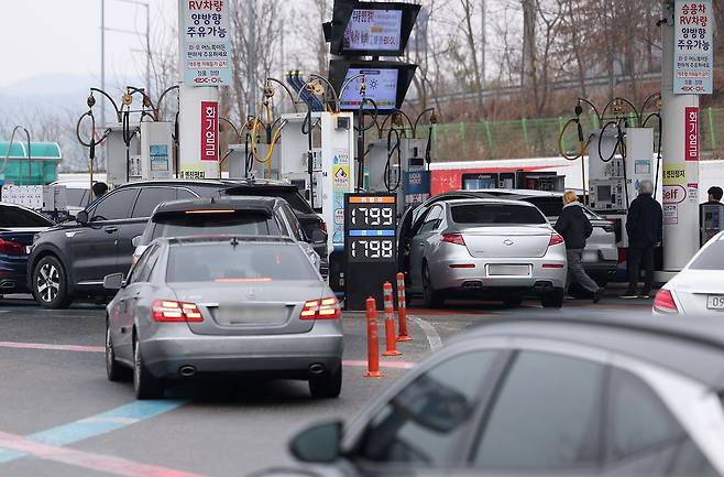 석유 최고가격제 시행 첫 주말을 맞은 15일 서울 서초구 만남의광장 주유소에서 시민들이 주유를 하고 있다. 뉴스1