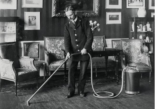 1900년대 초반 스톡홀름성에서 사용되고 있는 세계 최초의 가정용 진공청소기인 ‘룩스1’. /일렉트로룩스 제공