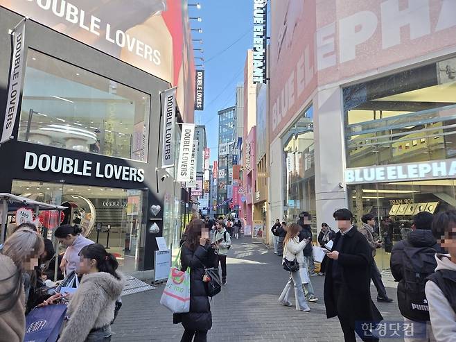 지난 7일 명동 쇼핑거리에 아이웨어 브랜드 블루엘리펀트(오) 매장과 더블러버스(왼) 매장이 나란히 자리 잡고 있다./사진=박수림 기자