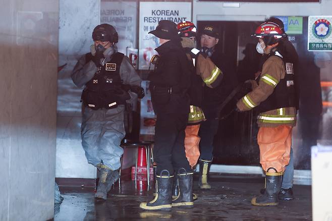 15일 서울 중구 소공동 한 캡슐호텔에서 전날 벌어진 화재사고 조사를 위해 열린 경찰ㆍ소방 등 합동감식에서 경찰, 소방 관계자들이 화재현장으로 들어가고 있다. 연합뉴스