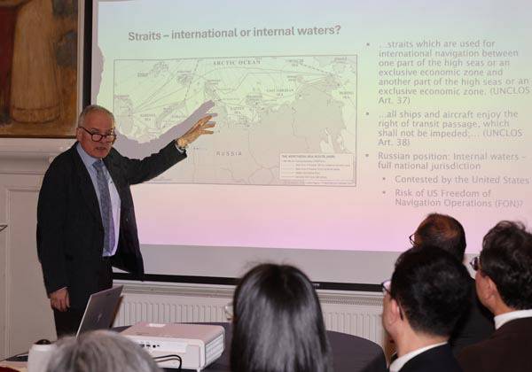 노르웨이 프리초프 난센 연구소에서 아릴 모에 연구교수가 북극해 항로 이용의 지정학적 불확실성에 대해 설명하고 있다. 부산시 제공