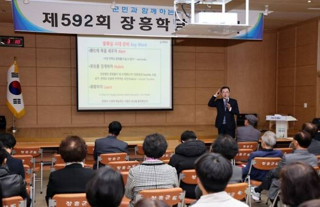 소병철 전 국회의원이 지난 14일에 전남 장흥학당에서 ‘불확실 시대, 어떻게 준비해야 하나’를 주제로 강연을 하고 있다. 장흥학당 제공