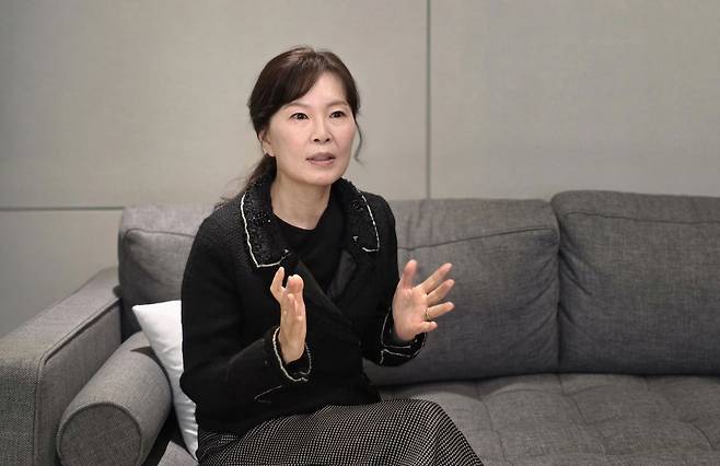 양소영 변호사가 13일 서울 강남구 칸나희망서포터즈 사무실에서 감사를 경험했던 일을 설명하고 있다.