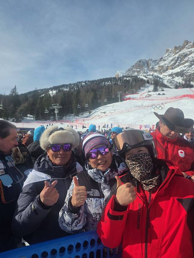 지난달 열린 2026 밀라노·코르티나담페초 동계올림픽 현장에서 응원차 방문한 할머니 할아버지와 함께 김 선수가 엄지손가락을 올리고 기념촬영을 하고 있다. 김 선수 제공