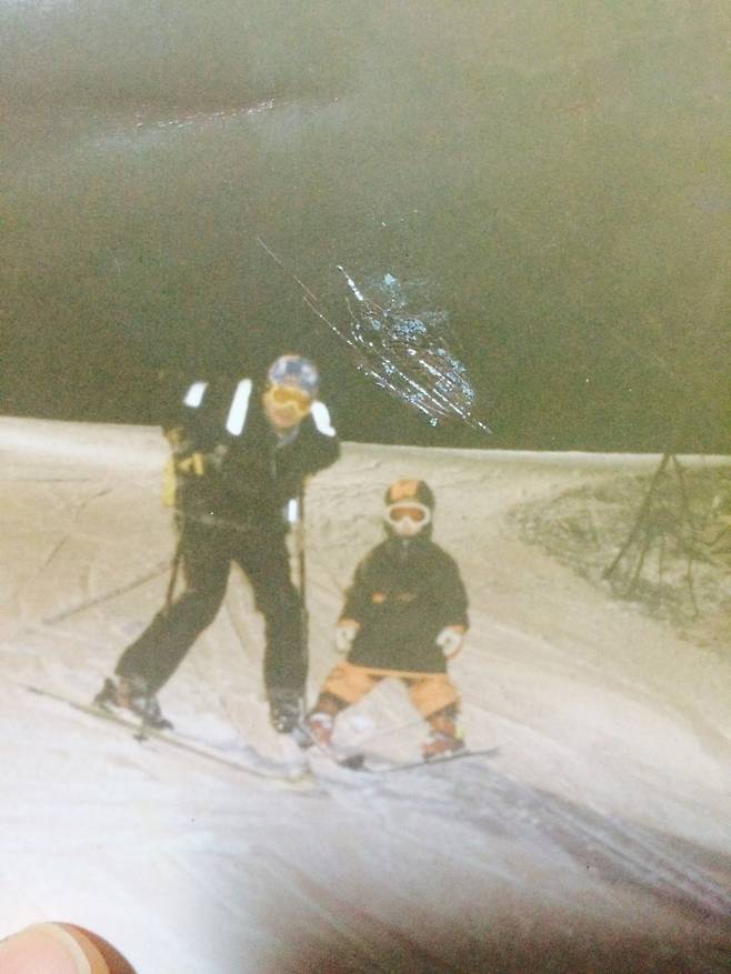 어린시절 김 선수와 할머니가 함께 스키를 타고 있는 모습. 김 선수 제공