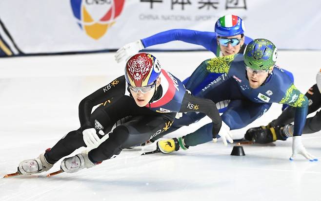 임종언(왼쪽)이 15일(한국시간) 캐나다 몬트리올에서 열린 2026 국제빙상경기연맹(ISU) 쇼트트랙 세계선수권대회 남자 1500m 결승에서 역주하고 있다. AP연합뉴스