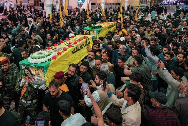같은 날 이라크 나자프에서 친이란 민병대 '카타이브헤즈볼라' 대원들의 장례식을 치르는 모습. 이 민병대는 대원들이 미군의 공습으로 사망했다고 밝혔다. AP연합뉴스